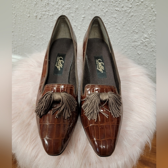Shelby - Women's Brown Loafers with Tassle - Picture 2 of 10